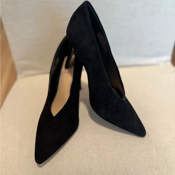 Vince Camuto Suede Pumps Black
One worn to try on. Too small for me. Pristine. - Picture 2 of 9